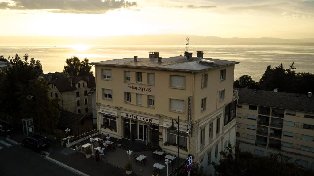 Hôtel Evian Express - Terminus 32, Avenue De La Gare, 74500 Évian-les-Bains