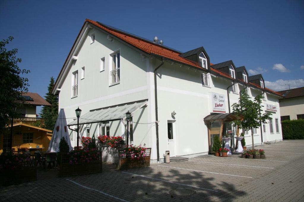 Hotel-Gasthof Eberherr Ebersberger Str. 9 - 9 b, 85661 Forstinning