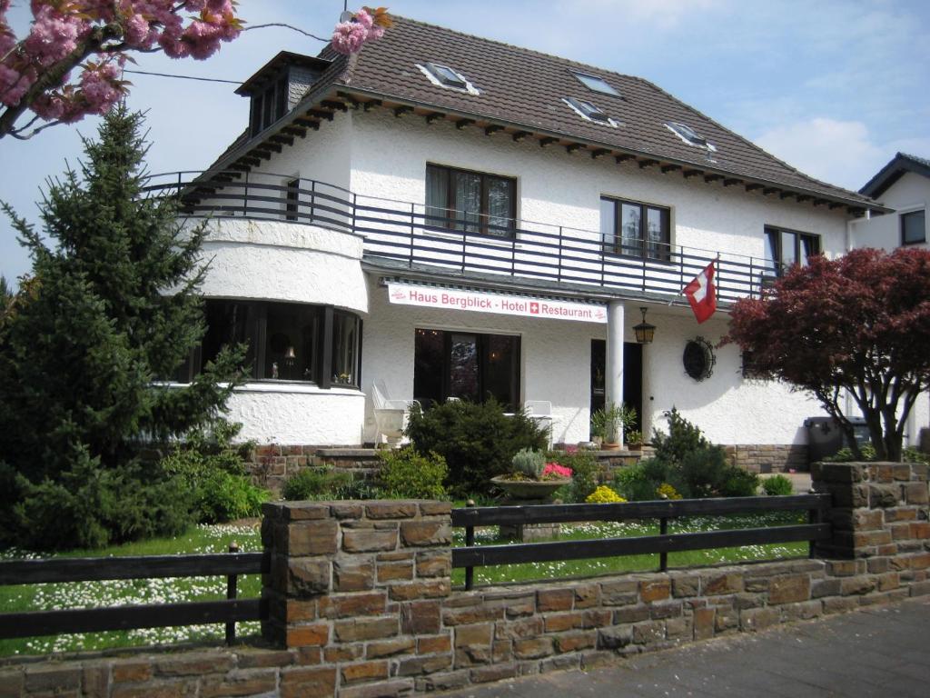 Hotel Haus Bergblick Gebrüder-Grimm-Straße 11, 53619 Rheinbreitbach