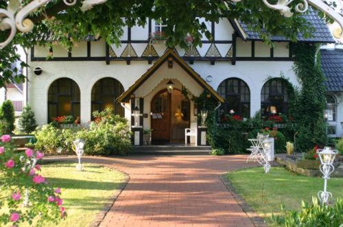 Hotel Kastanienhof Am Stadtbahnhof 11, 31848   Bad Münder am Deister