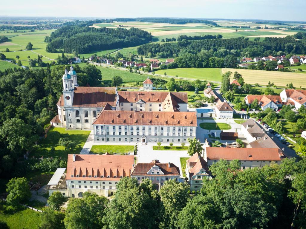 Hotel Kloster Holzen Klosterstr. 1, 86695 Allmannshofen