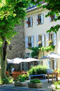 Hôtel Hotel La Bougnate Place du Vallat 43450 Blesle Auvergne