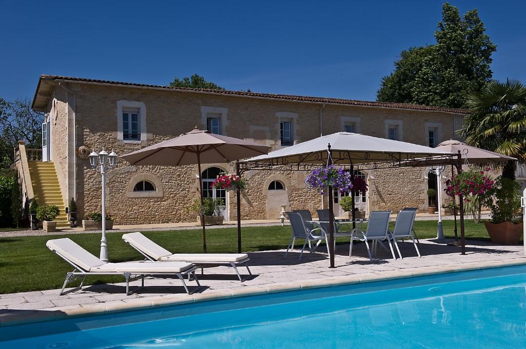 Hôtel La Tour Perrier 53, Route de Royan - LE PONTET 33390 EYRANS, 33390 Eyrans