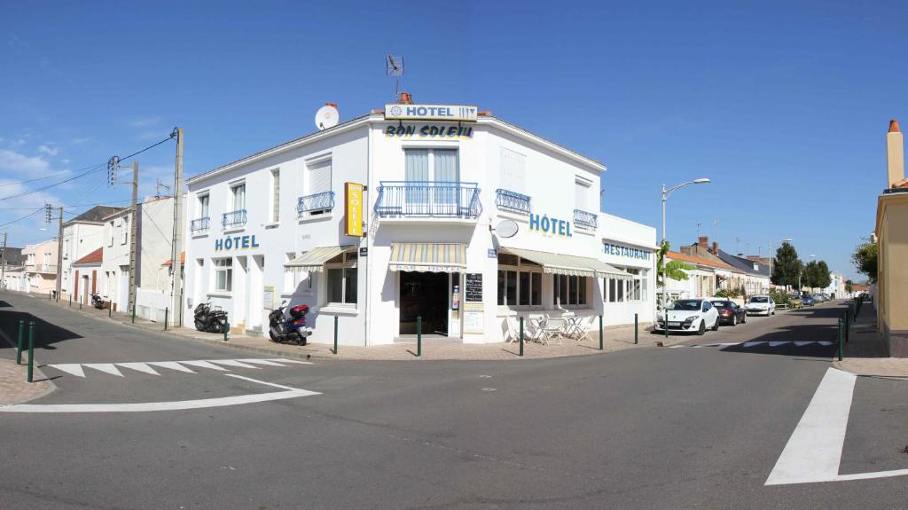 Hôtel Hotel le Bon Soleil 90 rue printaniere 85100 Les Sables dʼOlonne