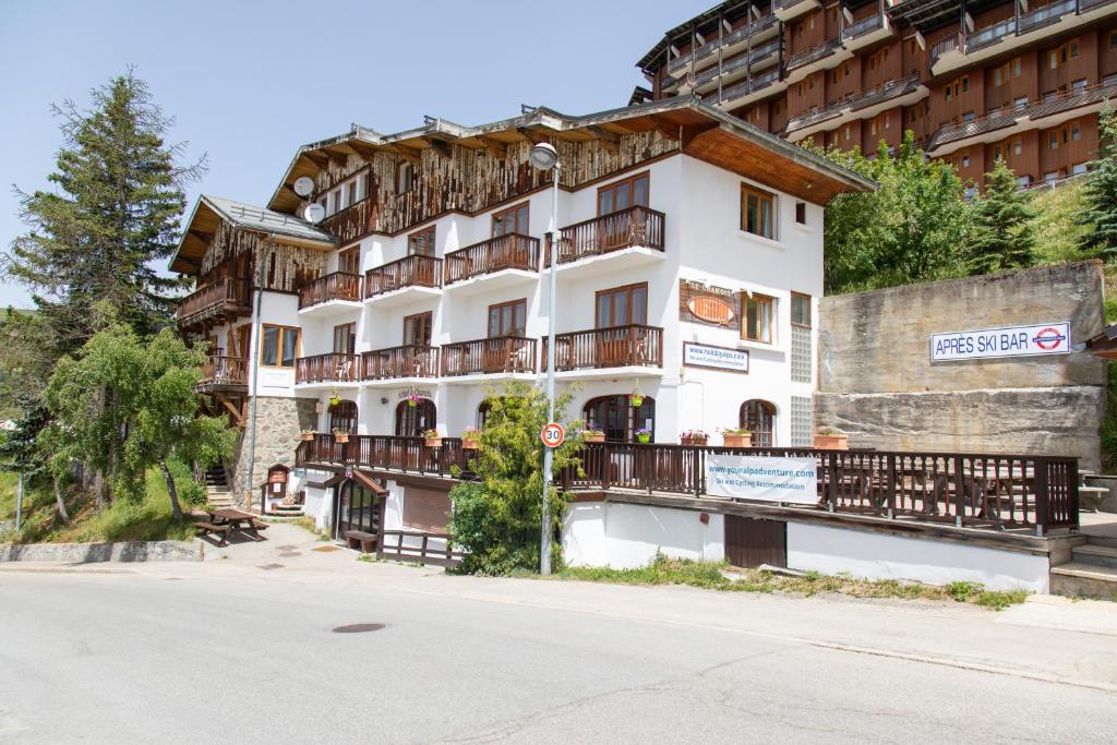 Hotel le Chamois by YourAlpAdventure 164 Chemin de la Chapelle, 38750 Huez