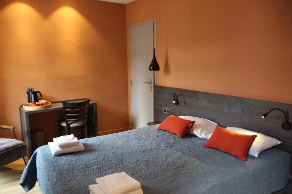 Hotel Le Pont Neuf 3 Bd Charles de Gaulle, 12400 Saint-Affrique