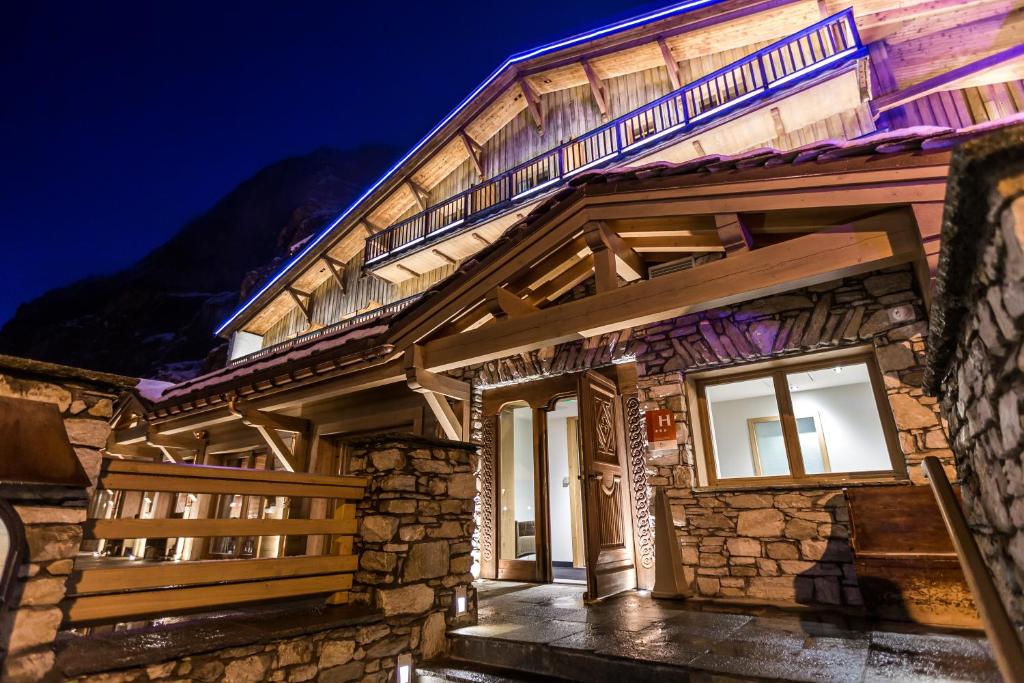 Hôtel Le Samovar Lieu Dit Les Etroits, 73150 Val dʼIsère