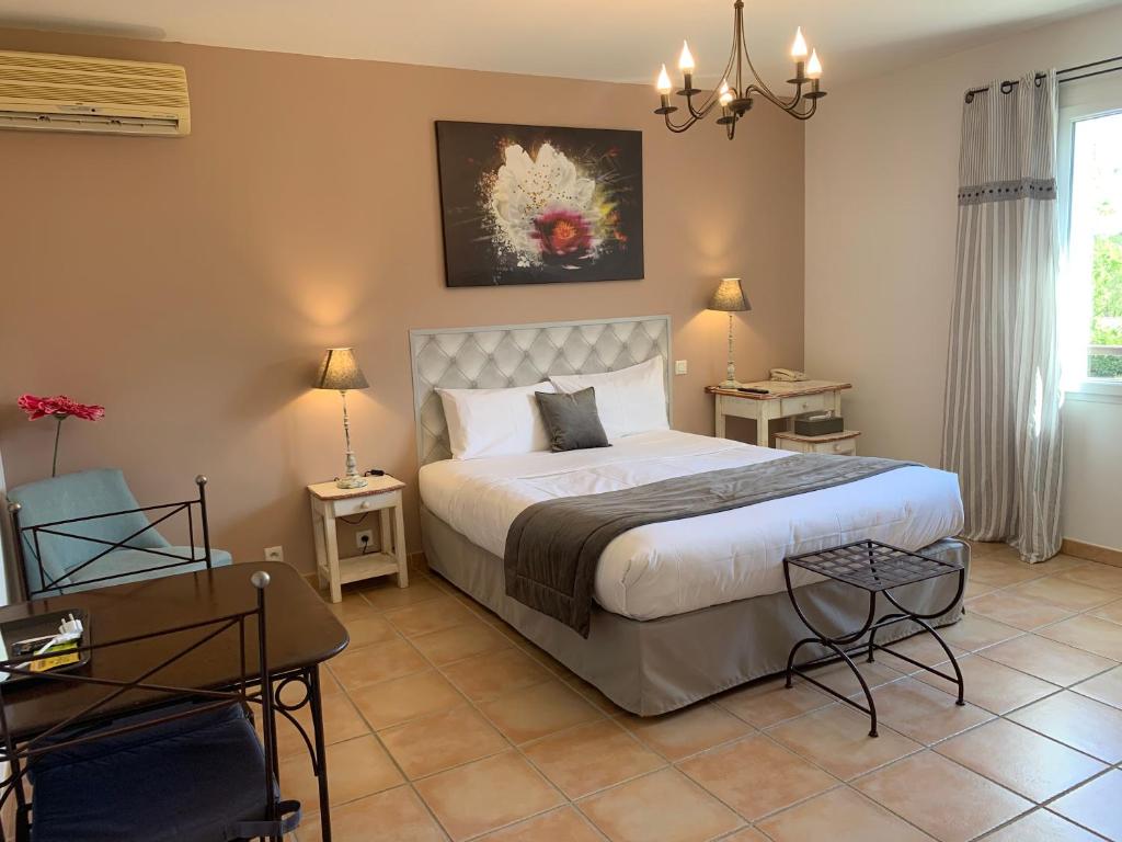 Hôtel Hotel Les Ambres 770 route d'Apt - Lieu Dit Bois de la Cour D 104 84220 Roussillon