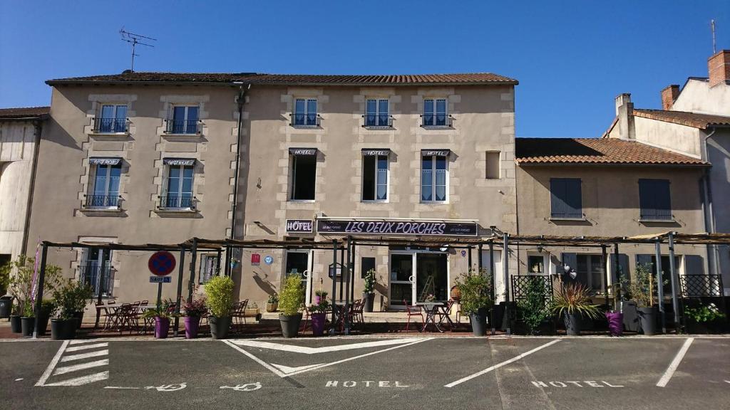 Hôtel Les Deux Porches 1, place de la Mairie, 86410 Verrières