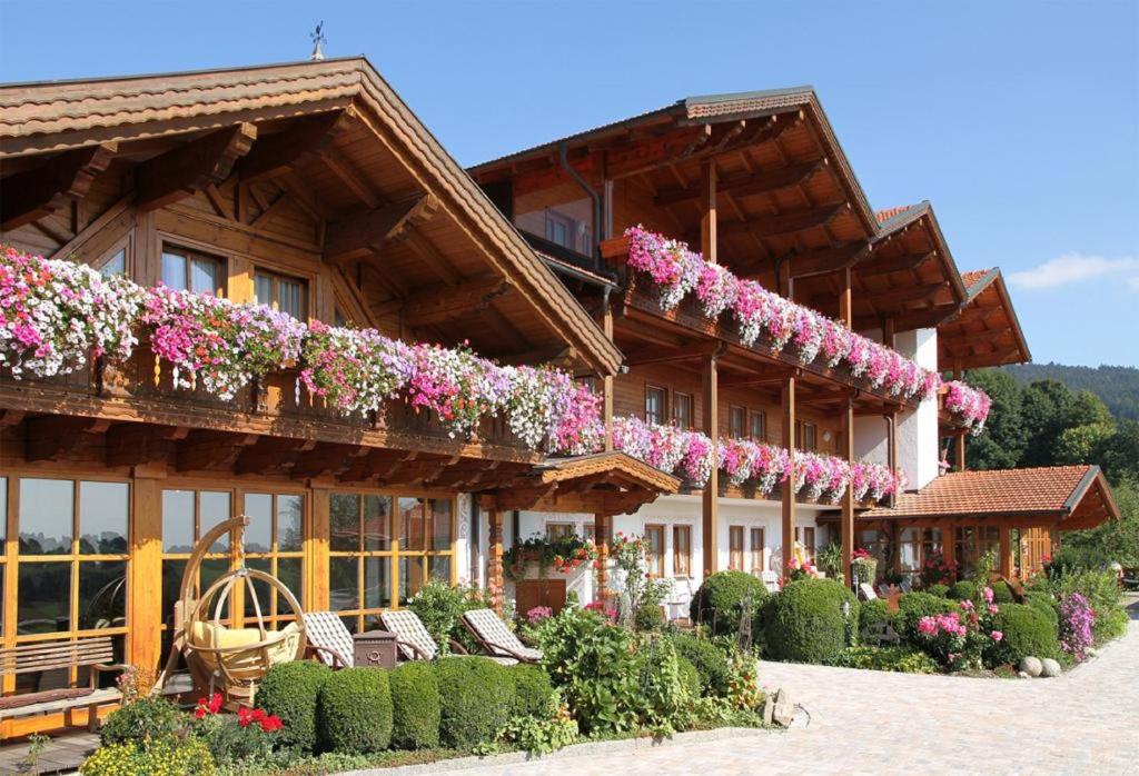 Hotel Mariandl - Singender Wirt 3 Azoplatz, 94353 Haibach