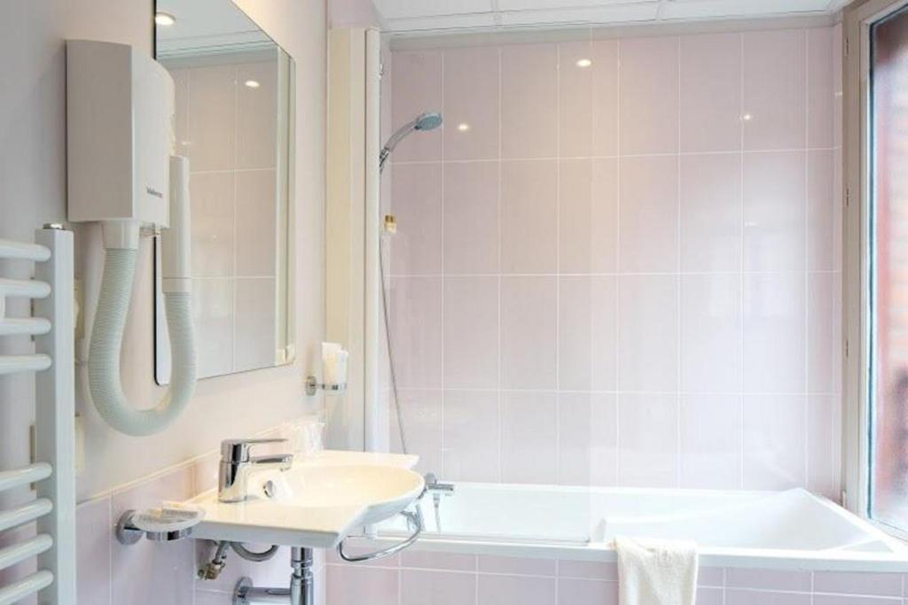 Hotel Ours Blanc - Wilson 2 Rue Victor Hugo, 31000 Toulouse