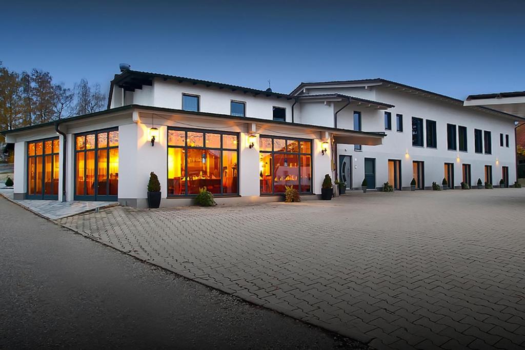 Hotel-Renner Veldener Straße 1, 84428 Buchbach