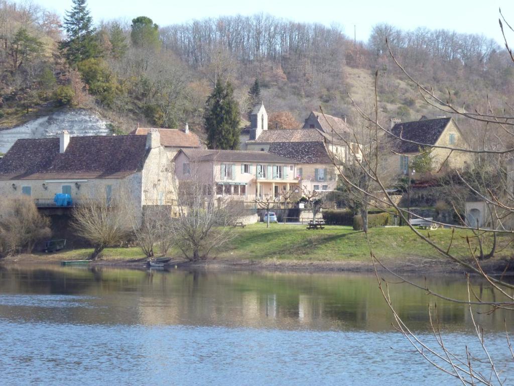 Hôtel-Restaurant Côté Rivage Badefols-Sur-Dordogne, 24150 Badefols-sur-Dordogne