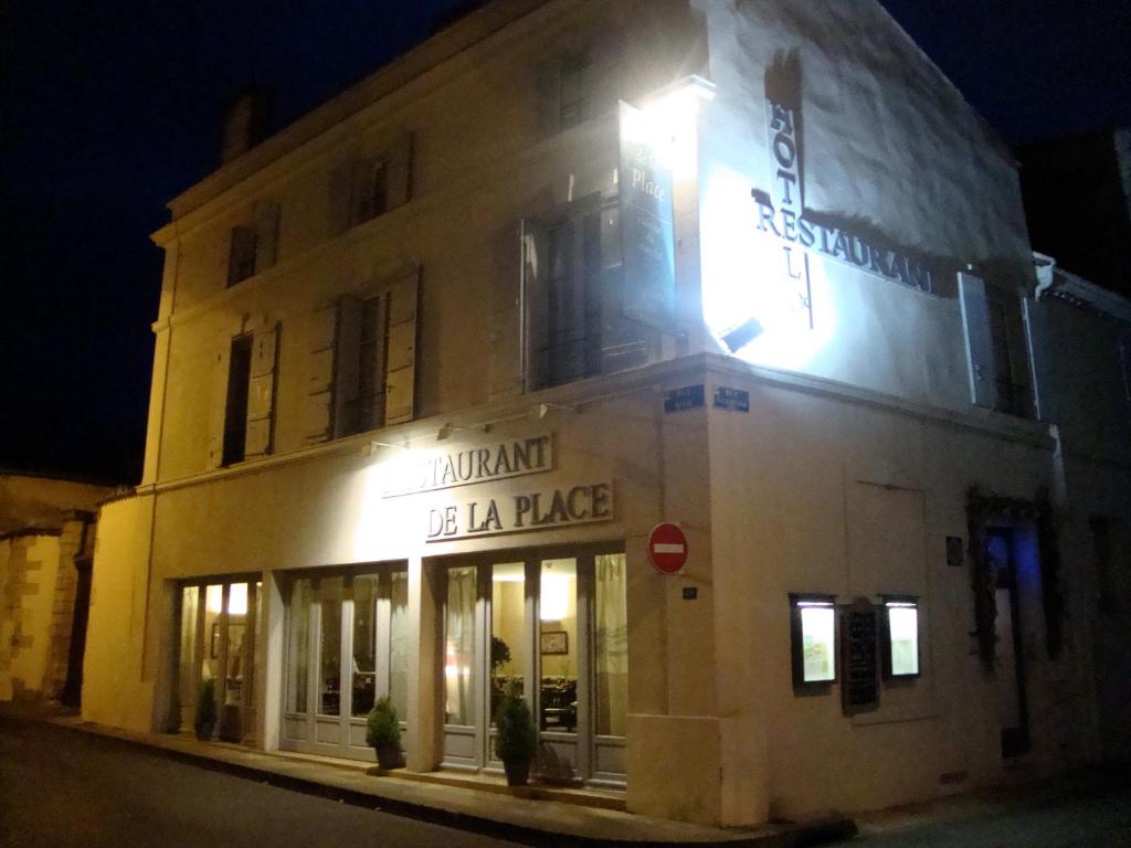 Hôtel Hôtel Restaurant de la Place Place de l'Hôtel de Ville 17400 Saint-Jean-dʼAngély