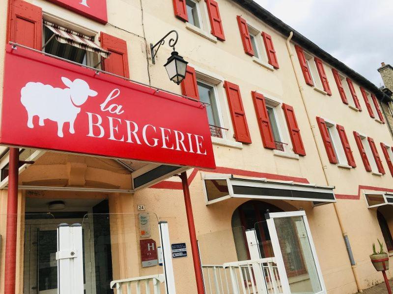 Hôtel Hôtel-Restaurant La Bergerie 24 Rue du Barry, Sévérac-le-Château 12150 Sévérac d\' Aveyron