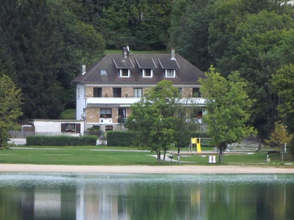 Hôtel Hotel Restaurant La Chaumiere du Lac 21, Rue du Sauveur 39130 Clairvaux-les-Lacs