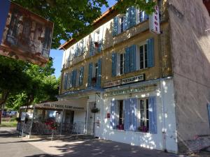 Hôtel Hotel Restaurant Le Castel Fleuri 24 Espace du 25 Mai 1944 (ancienne adresse 18 rue Pierre Semard) 83660 Carnoules Provence-Alpes-Côte d\'Azur