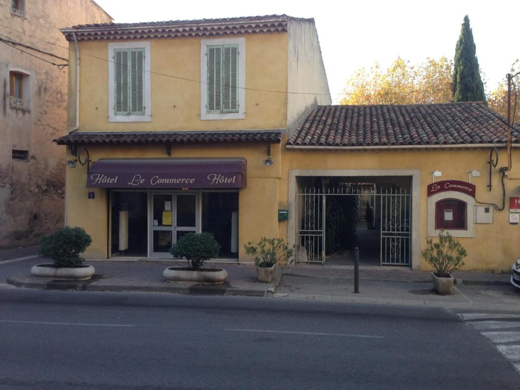 Hôtel Restaurant Le Commerce 1 Avenue Ravel Thimotee, 13390 Auriol