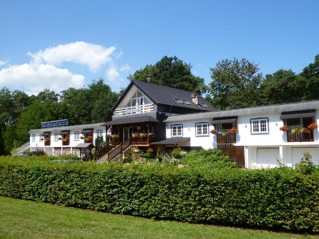 Hôtel Hotel Restaurant Les Pins logis 112 route de Strasbourg 67500 Haguenau