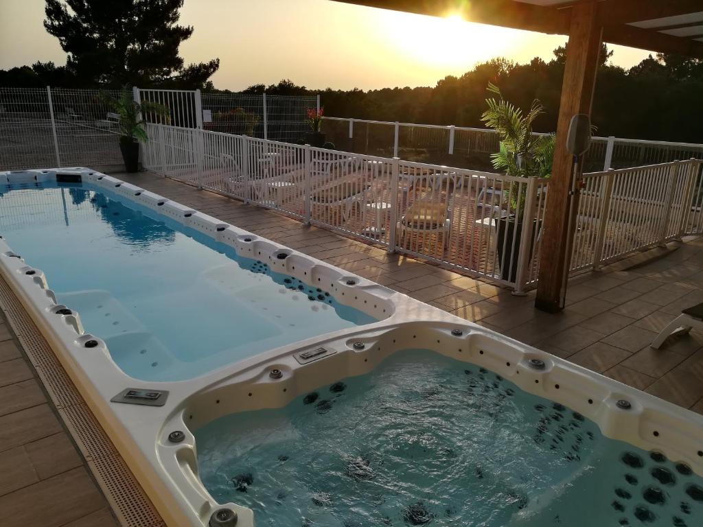 Hôtel Hotel Restaurant Logis Le Tropicana Les Trois Frères 24140 Douville