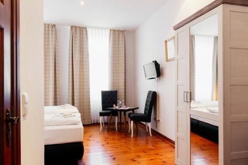 Hotel & Restaurant \