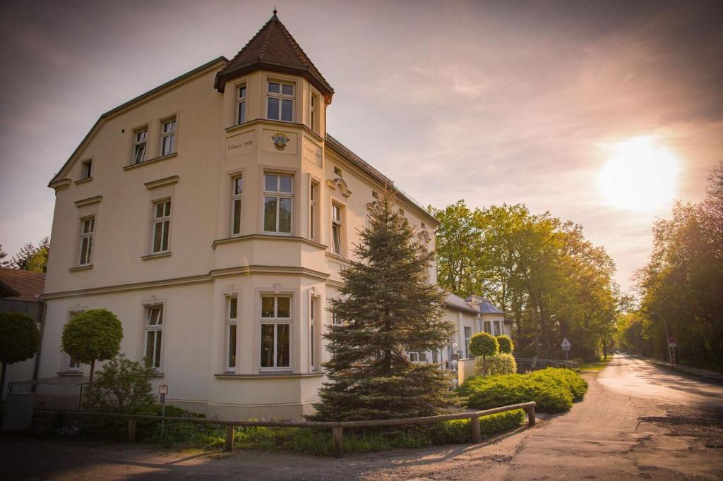 Hôtel Hotel & Restaurant Waldschlösschen Seestrasse 110 16866 Kyritz