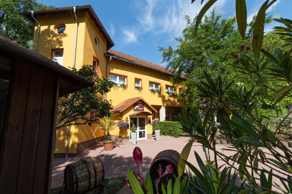 Hotel-Restaurant Weinberg Weinberg 1, 06556 Artern