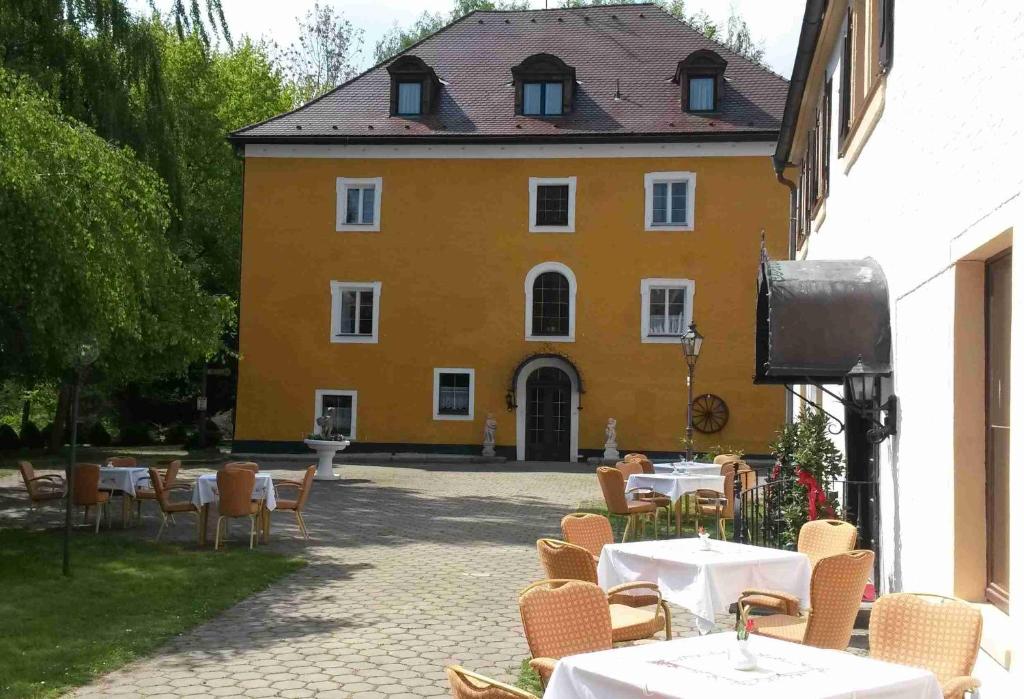 Hotel Schloss Fuchsmühl Schlossalle 15-17, 95689 Fuchsmühl
