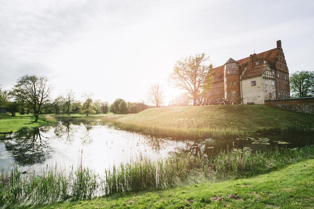 Hôtel Hotel Schloss & Gut Ulrichshusen Seestr. 14 17194 Ulrichshusen