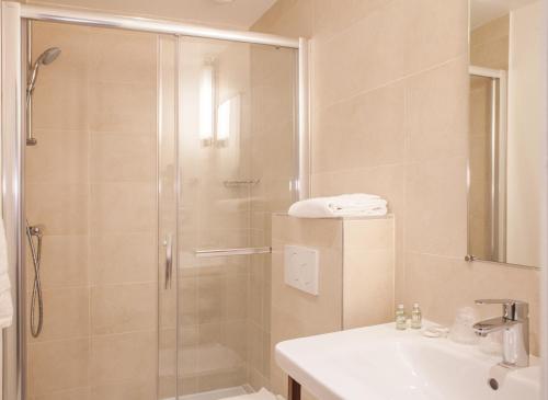 Hotel Sixteen Paris Montrouge
