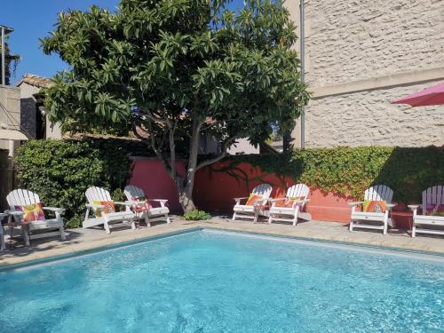 Hôtel Sous les Figuiers - Piscine chauffée, parking, centre ville