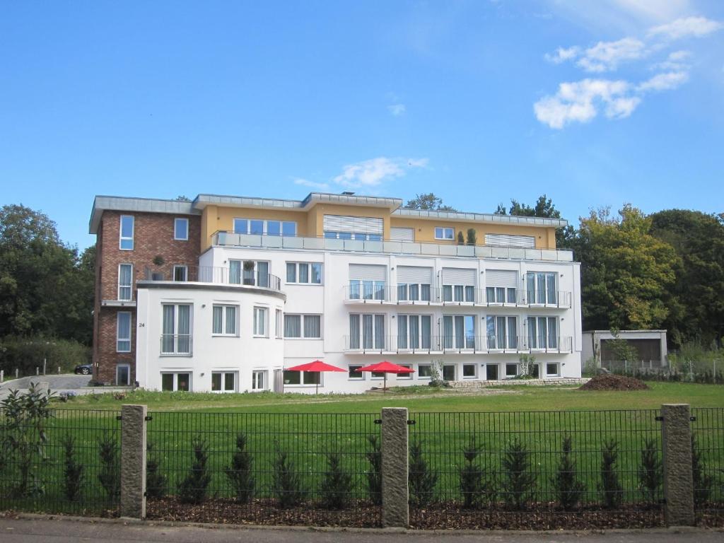 Hotel Vier Jahreszeiten an den Thermen Herbert-Hellmann-Allee 24, 79189 Bad Krozingen