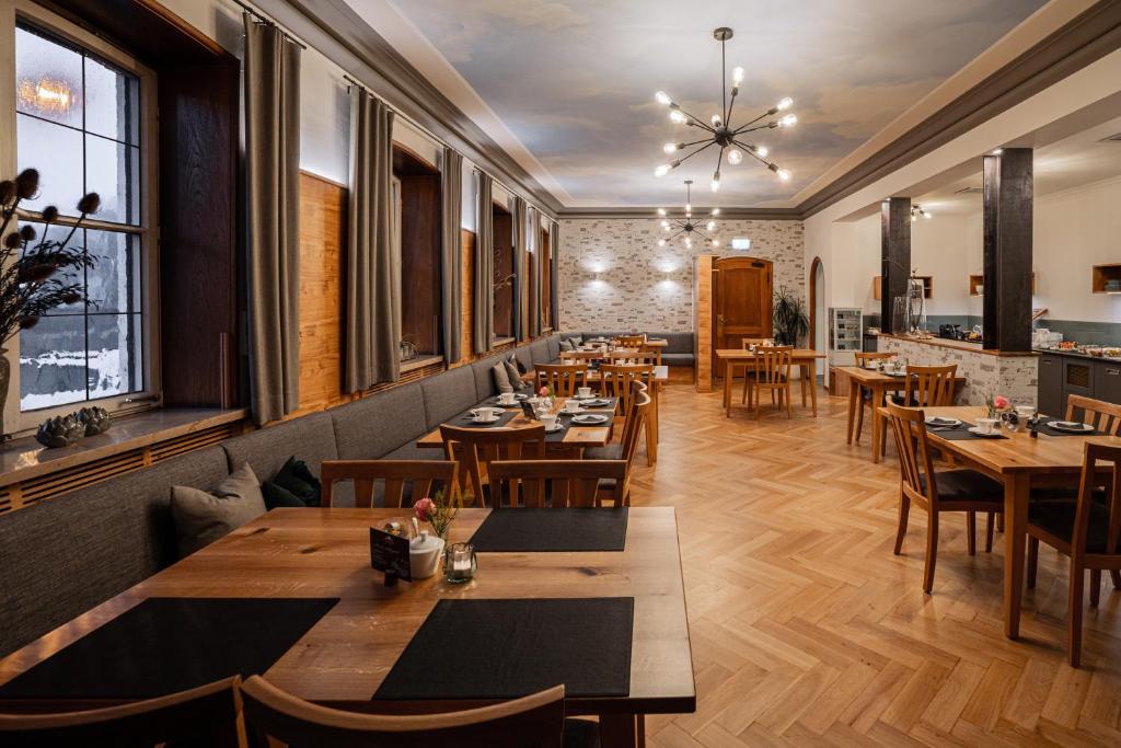 Hôtel Hotel Zu den Drei Kronen Bahnhofstraße 25 86609 Donauwörth