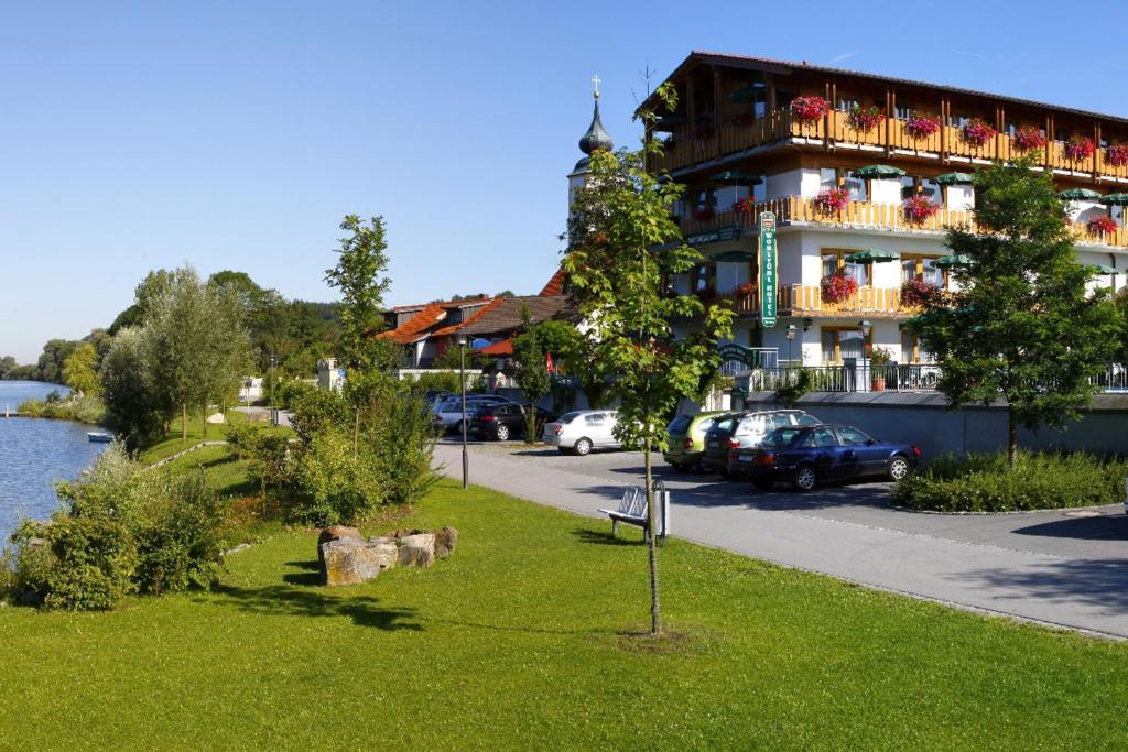 Hotel Zum Goldenen Anker mit Hallenbad Marktplatz 42, 94575 Windorf