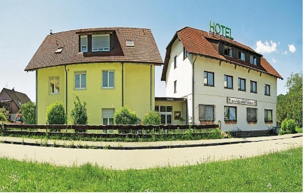 Hôtel Hotel zum Goldenen Wagen Hüsingerstrasse 2 - 4 79689 Maulburg