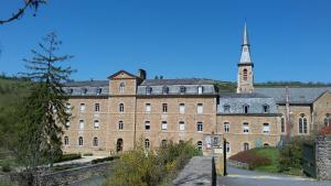 Hôtel Hôtellerie 2** du Couvent de Malet Espace Angèle Mérici - Route d'Aubrac 12500 Saint-Côme-dʼOlt Midi-Pyrénées