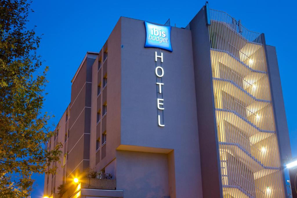 Hôtel Ibis Budget Fréjus St Raphaël Centre Tassigny 1074 avenue de Lattre de Tassigny 83600 Fréjus