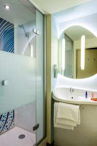 Hôtel ibis budget Saint Quentin Yvelines - Vélodrome 1, Place De La Paix Céleste 78180 Montigny-le-Bretonneux Île-de-France