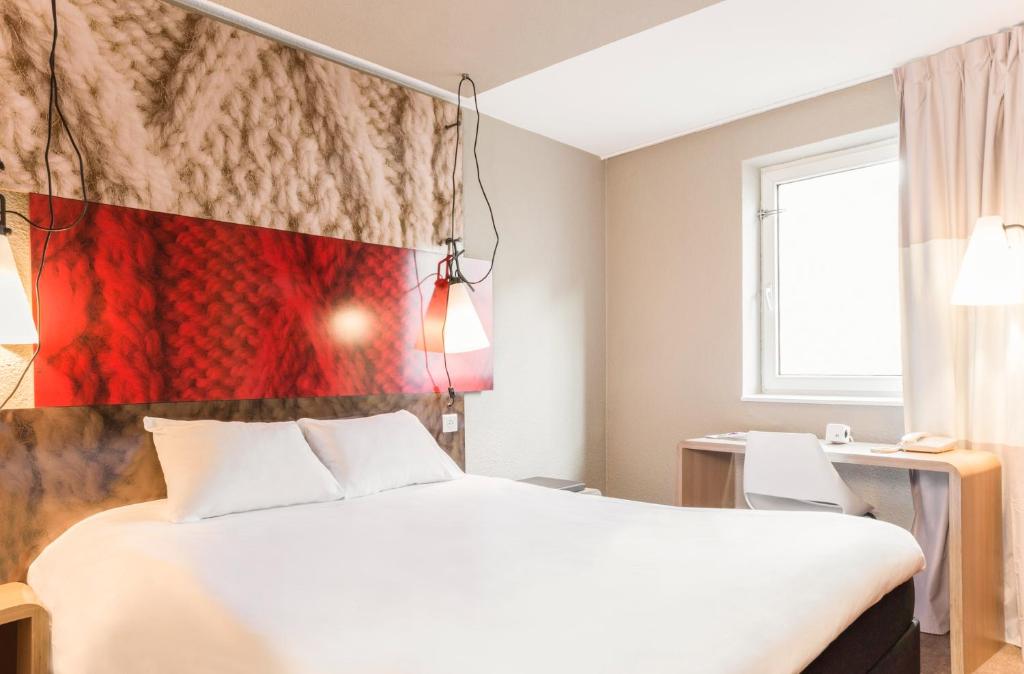 Hôtel ibis Issy les Moulineaux \ 213 rue Jean Jacques Rousseau 92130 Issy-les-Moulineaux