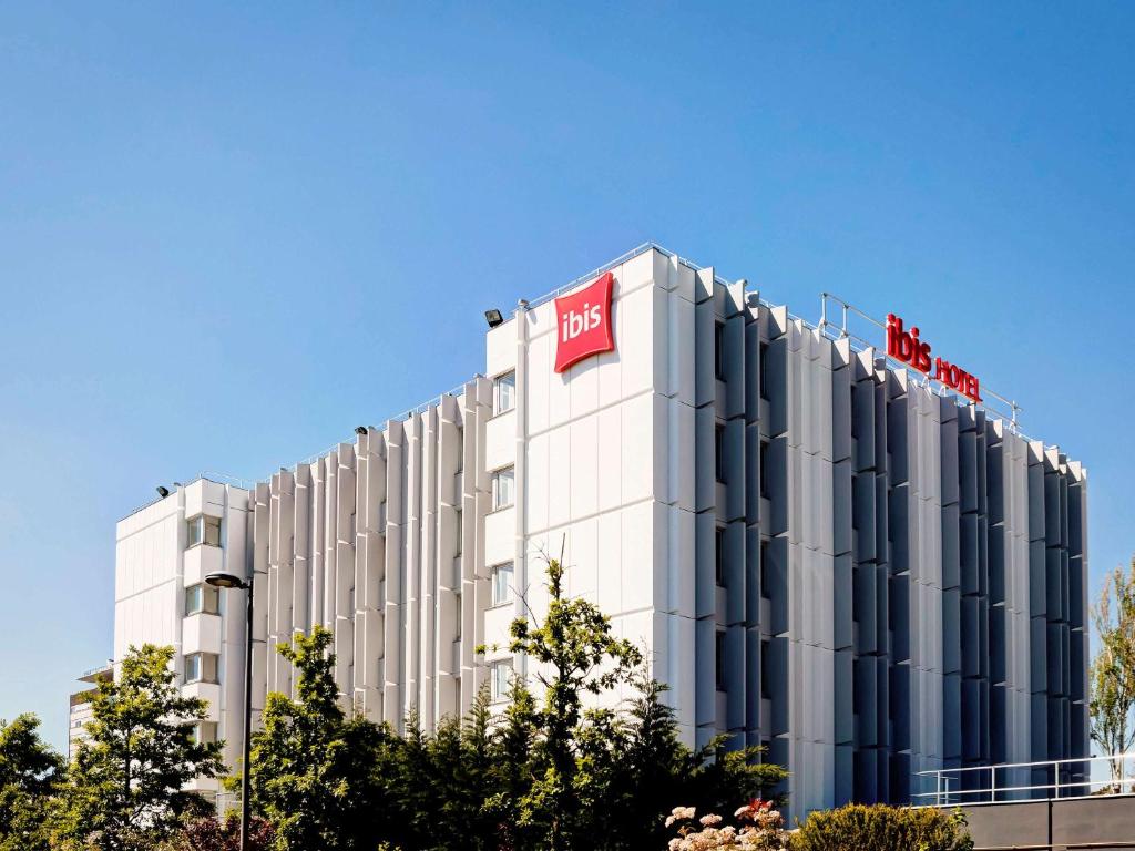 ibis Lyon Est Bron 36 Avenue du Doyen Jean Lepine, 69500  Bron