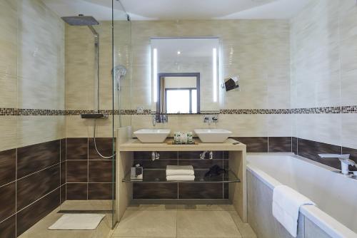 Kyriad Prestige Lyon Est - Saint Priest Eurexpo Hotel and SPA