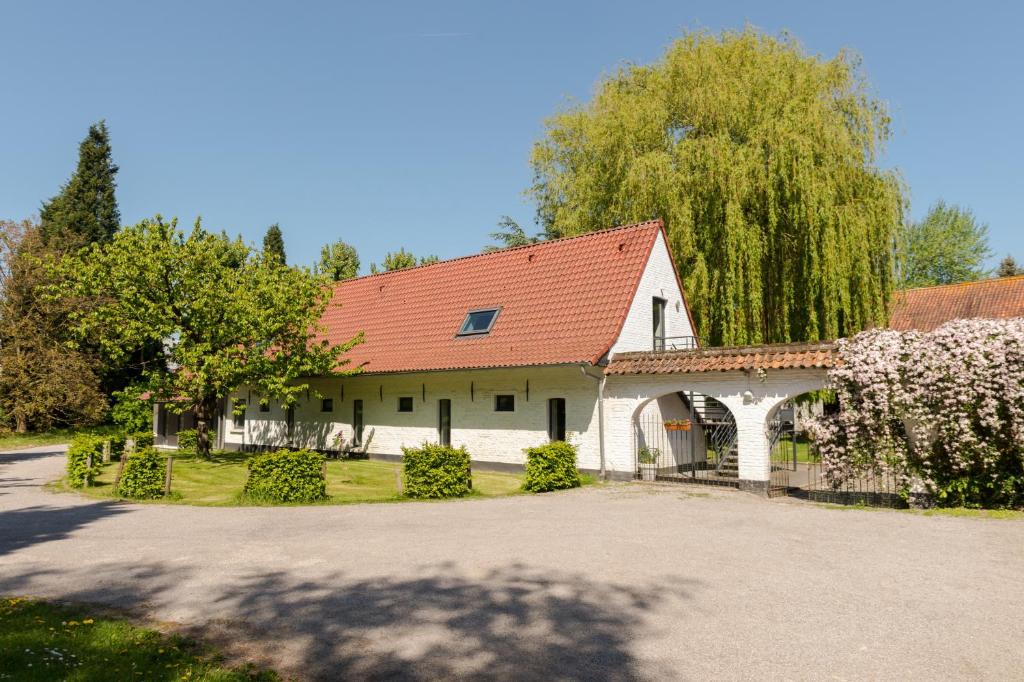 Hôtel La Ferme Blanche, The Originals Relais (Relais du Silence) Zone Grand Lassus - 9 rue Pasteur 59840 Lompret