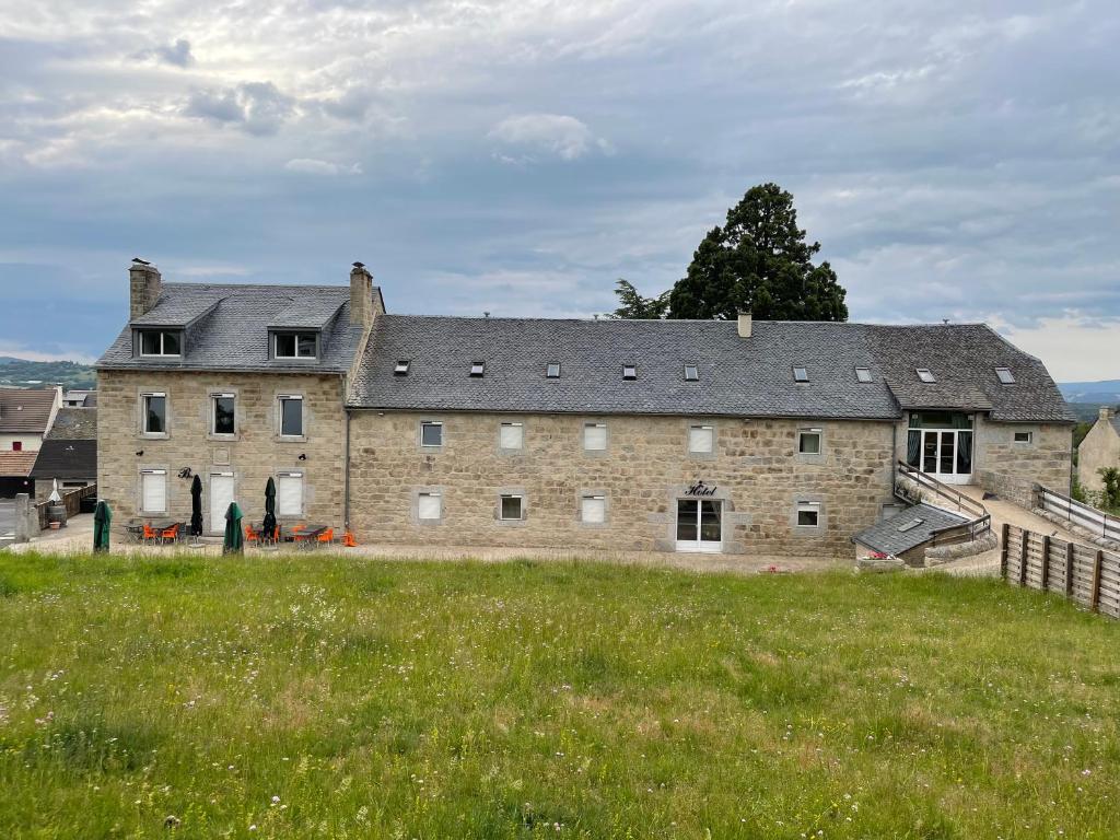 Hôtel La ferme de l'Aubrac 2 place du foirail 48130 Aumont-Aubrac