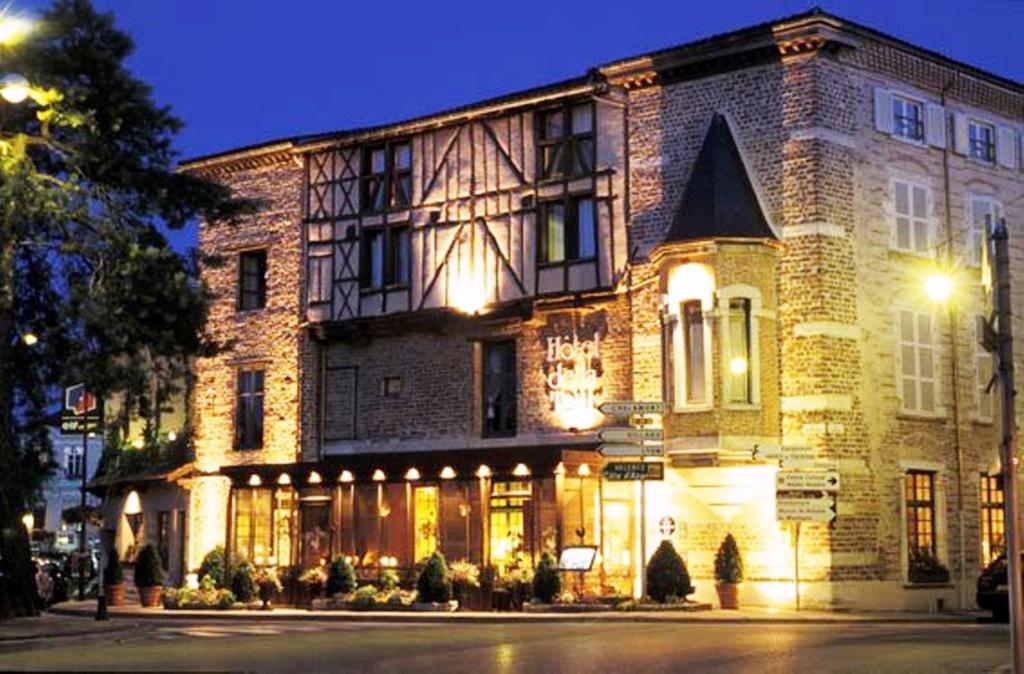 Hôtel La Tour Cocooning & Gastronomie place de la République 01400 Châtillon-sur-Chalaronne