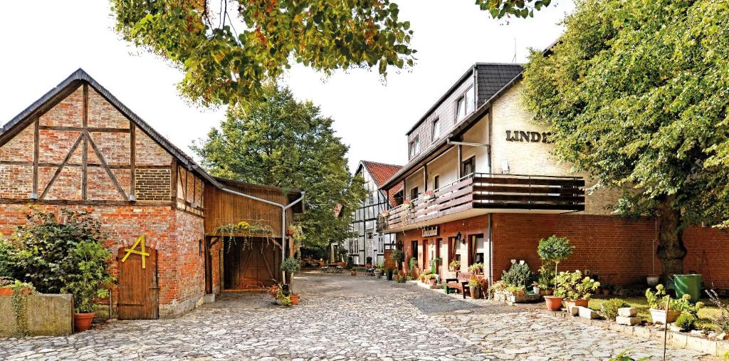 Landgasthaus & Hotel Lindenhof Im Winkel 23, 38154 Königslutter am Elm