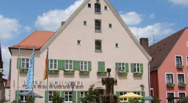 Hôtel Hotel-Landgasthof Schuster Marktplatz 23, 91171 Greding