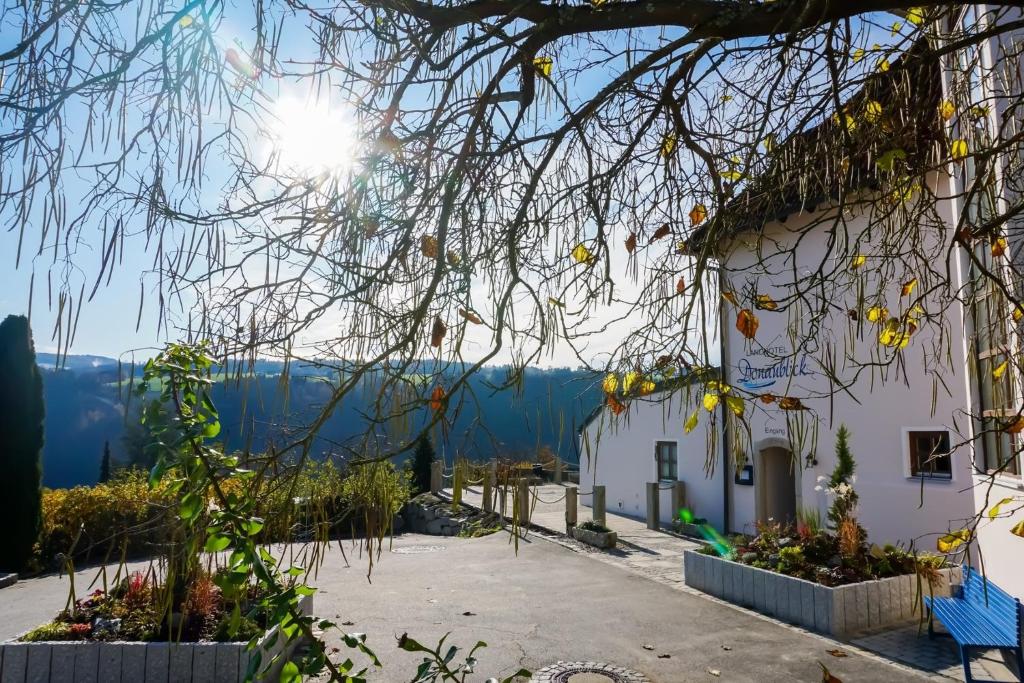 Landhotel Donaublick Matzenberger Straße 36, 94130 Obernzell