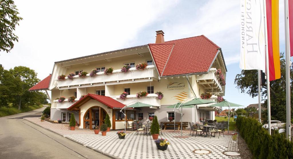 Hôtel Landhotel Haringerhof mit Saunawelt und Naturbadeteich Brandhaldenweg1 79865 Grafenhausen