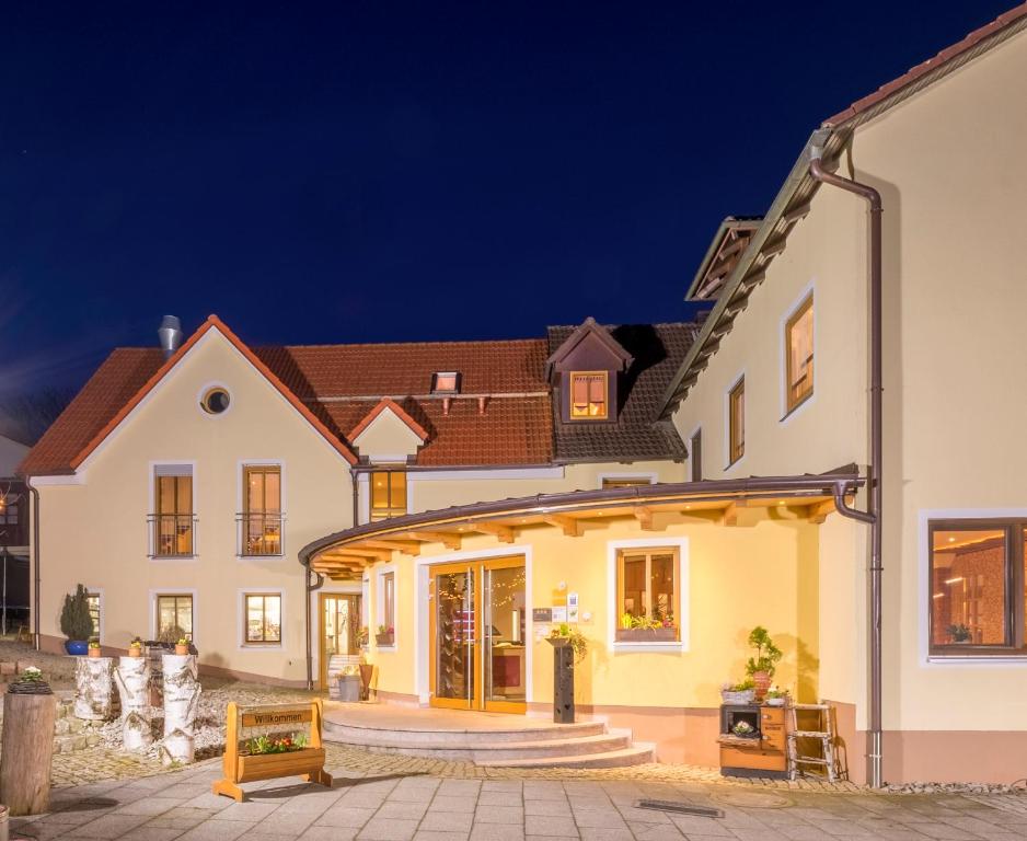 Landhotel Zum Goldenen Kreuz Saubersrieth 12, 92709 Moosbach