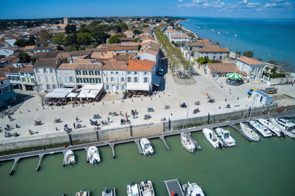 Hôtel Hôtel Le Français 1 Cours Félix Faure, 17630 La Flotte